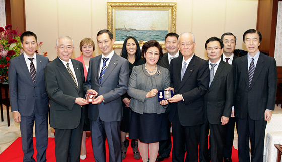 De 2do de la izq. a der.: Presidente Kobayashi, alcalde Nikolayev, viceprimera ministra Gabysheva y director general Oba