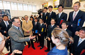 El vicerrector Tlekkabul Ramazanov conversa con alumnos de la Universidad Soka.