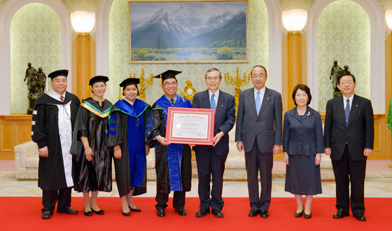 Los presidentes Abayon y Baba sostinen el certificado honorífico (4.to y 5.to de la izq.)