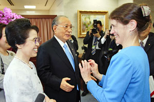 De izq. a der.: Kaneko Ikeda, Daisaku Ikeda y Sarah Wider (Hachioji, Tokio, julio 2006)