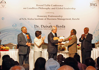 El rector de la Universidad de Patna, Yedla C. Simhadri (segundo por la derecha), hace entrega del reconocimiento del S.N. Sinha Institute al director general de la SGI, Yoshitaka Oba (tercero por la izquierda), quien lo recoge en representación de Daisaku Ikeda.