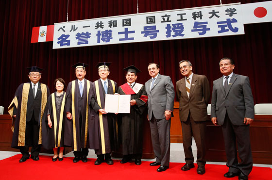 El rector Padilla hace entrega del certificado académico al presidente de la Universidad Soka, Baba.