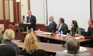 De izquierda a derecha: Richard Yoshimachi, el Dr. Garrison, el Dr. Hickman, Carmen James (estudiante de doctorado en la Escuela Normal) y el Dr. David Hansen (director y docente del programa de Filosofía y Educación en la Escuela Normal)