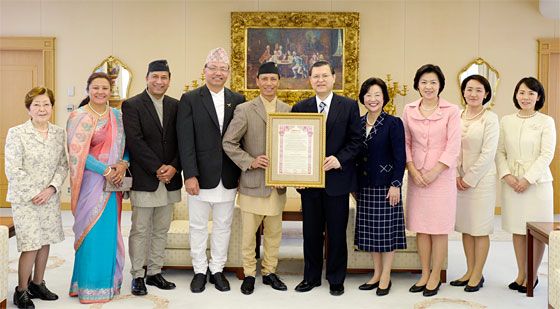 El presidente de la PNPS, señor Manandhar (5º por la izquierda) hace entrega del reconocimiento al señor Hiromasa Ikeda (5º por la derecha)