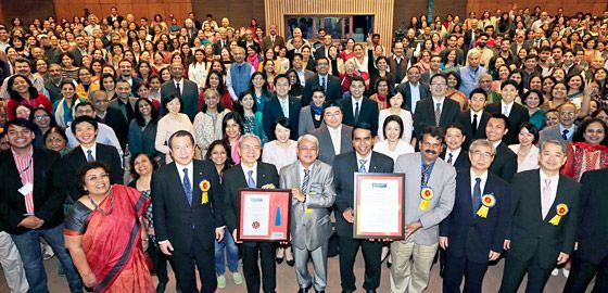 Foto conmemorativa con representantes de la Soka Gakkai de la India (BSG) y otros asistentes