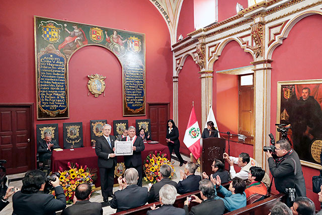 El Rector Cachay entrega el certificado de Doctor honoris causa para el Sr. Ikeda, al Presidente de la Soka Gakkai, Minoru Harada, en el Salón de Grados del campus de la UNMSM