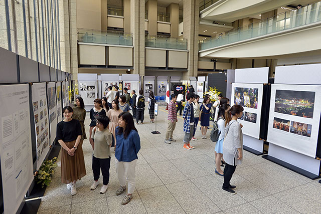 Visitantes de la exposición de las obras fotográficas de su majestad el rey Bhumibol Adulyadej en la Universidad Soka