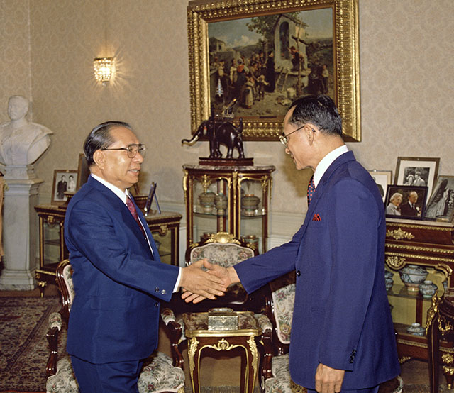 El presidente de la SGI, Ikeda, visita a S.M. el rey Bhumibol en el Gran Palacio (Bangkok, febrero de 1988)