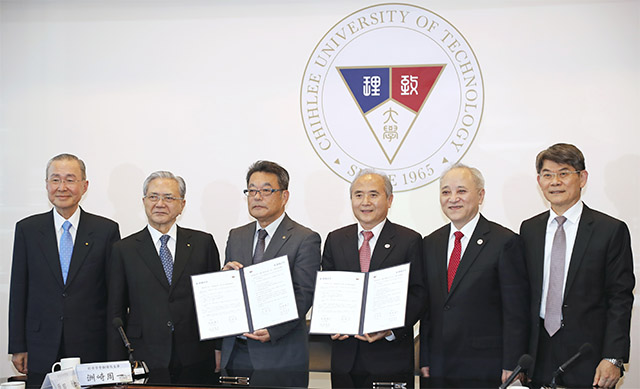 Foto conmemorativa durante la concesión de la cátedra honoraria de la Universidad de Tecnología de Chihlee