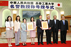 Autoridades máximas de la Universidad Tecnológica de Changchun y la Universidad Soka de izquierda a derecha: profesora asistente Song Chunling; directora Zhang Xueyan; directora Keiko Ishikawa; directora Cui Yanhui; presidente Zhang Dejiang; presidente Hideo Yamamoto; presidente de la junta directiva Yasunori Tashiro; y presidente Katsuhiko Fukushima.