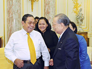 Abdhurrahman Wahid, ex presidente de Indonesia (izquierda), y Daisaku Ikeda. Tokio, abril de 2002