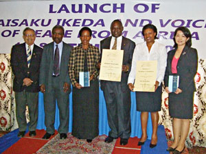 De izquierda a derecha: Yusuf K. Dawood, escritor; Henry Indangasi, presidente de la Asociación de Escritores de Kenia; Anna Tibaijuka, secretaria general adjunta de la ONU; Philemon Banja, director general de la SGI de Kenia; Lynett Banja, titular de la División Femenina de la SGI de Kenia; y Masumi Odari, titular de la División de Damas de la SGI de Kenia