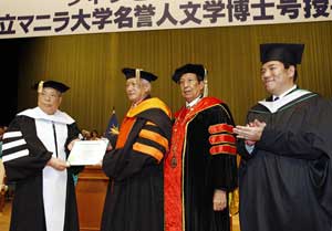 Representantes de la Universidad de Manila, de derecha a izquierda: vocal del Consejo Directivo Ambeth Ocampo; presidente Rodolfo G. Palattao; y presidente del Consejo Directivo Alfredo S. Lim. Daisaku Ikeda (extremo izquierdo) recibe el doctorado honorario.