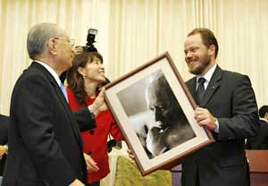 Director Alexander Shólojov (derecha) y Daisaku Ikeda