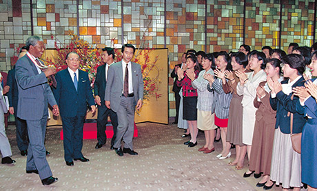 Representantes de los departamentos juveniles de Soka Gakkai saludan al Sr. Mandela en el edificio del periódico Seikyo (octubre de 1990)