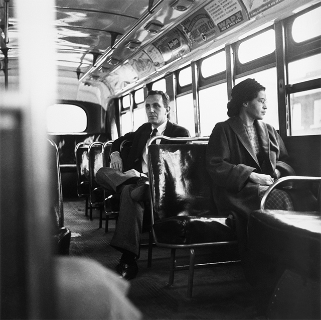 Rosa Parks en un autobús de Montgomery el 21 de diciembre de 1956