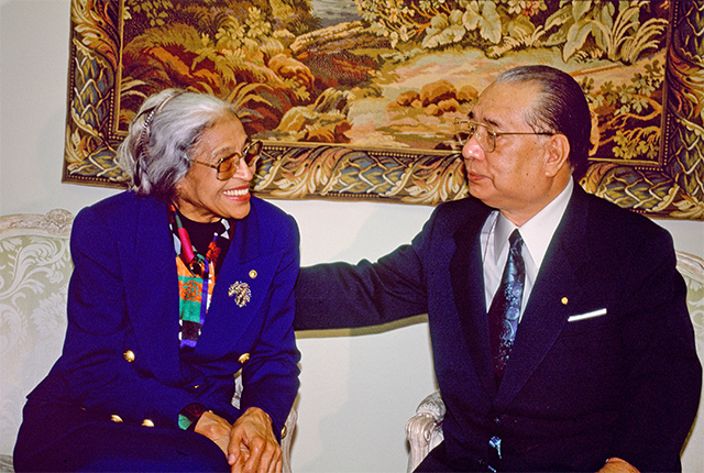 Rosa Parks e Ikeda se reúnen en el entonces campus de la Universidad Soka de América en Calabasas, California (enero de 1993)