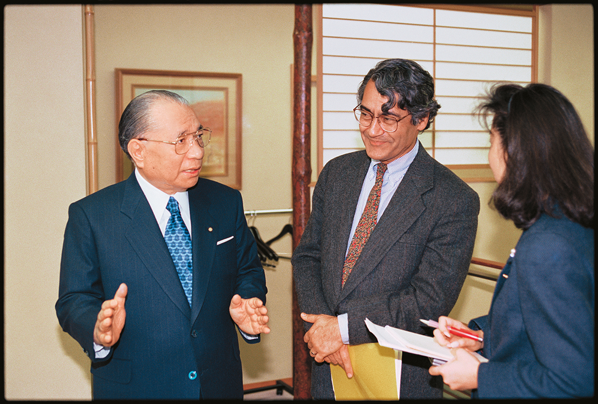 Ikeda y el doctor Majid Tehranian, entonces director del Instituto Toda por la Paz y coautor con Ikeda del libro Reflections on the Global Civilization: A Dialogue [Reflexiones sobre la civilización global], un diálogo entre el budismo y el islamismo (Tokio, febrero de 1996)