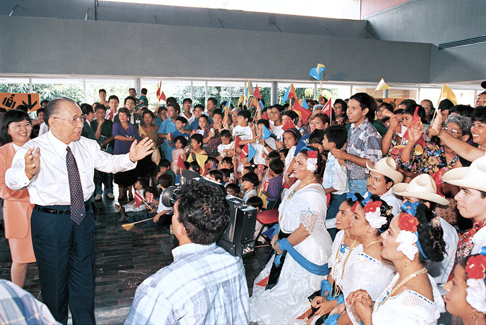 Encuentro de Daisaku Ikeda con miembros en el Aeropuerto Internacional de Veracruz, México