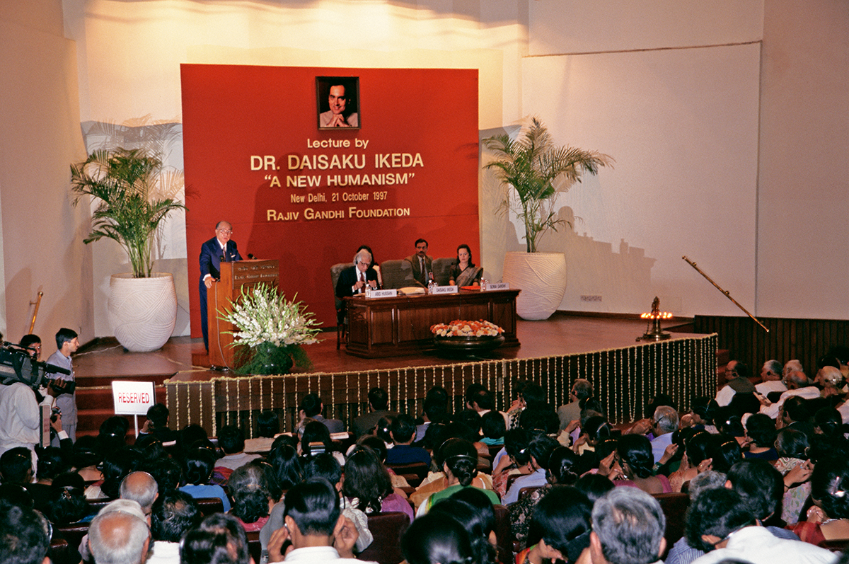 Ikeda da una conferencia en la Fundación Rajiv Gandhi (Nueva Delhi, octubre de 1997)