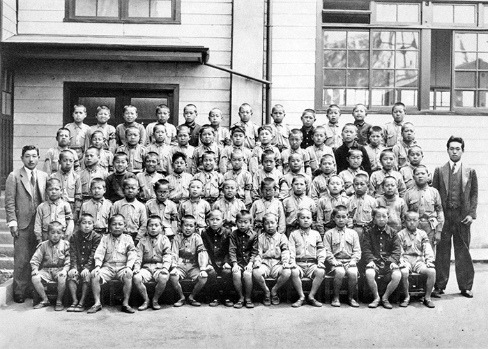 Retrato de Ikeda en la escuela primaria (primera fila, cuarto por la izquierda)