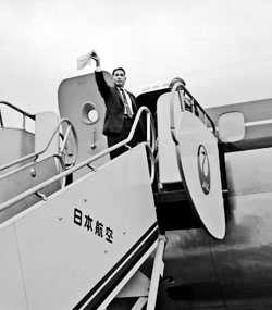 Rumbo a Norteamérica y Sudamérica, octubre de 1960 (Haneda, Japón)