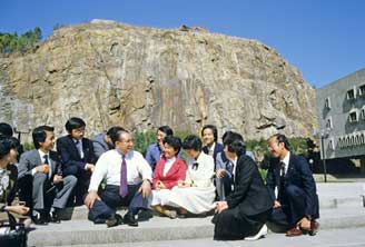 Ikeda con alumnos de la Universidad China de Hong Kong (Diciembre, 1983)