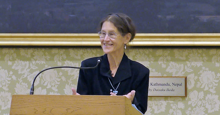 La profesora emérita Sarah Wider imparte una conferencia titulada «El corazón poético del diálogo: el ethos de aliento de Daisaku Ikeda».