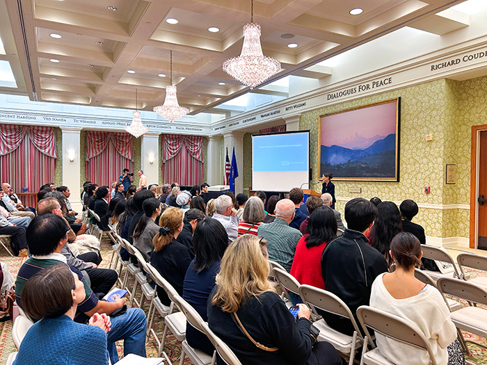La profesora emérita Sarah Wider dicta la conferencia titulada «El corazón poético del diálogo: el ethos de aliento de Daisaku Ikeda».