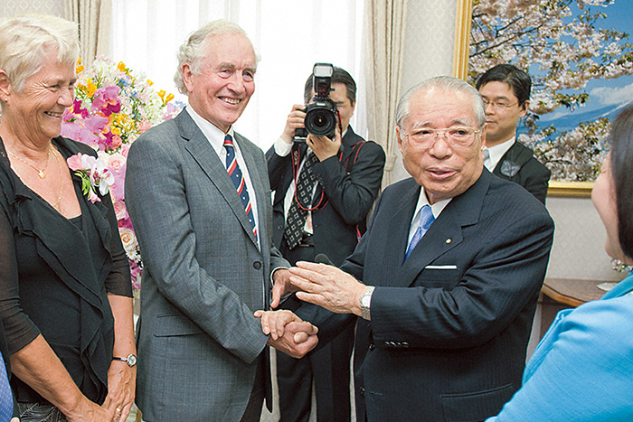 El profesor Stuart Rees se reunió con Daisaku Ikeda cuando este fue reconocido por la Fundación para la Paz de Sídney por sus contribuciones a la paz y los derechos humanos.