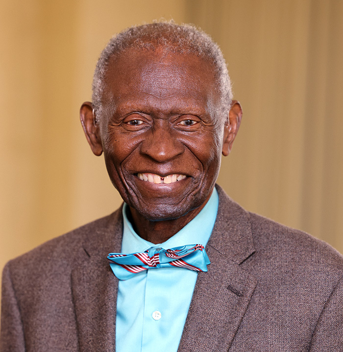 Dr. Lawrence E. Carter padre, decano fundador de la Capilla Internacional Martin Luther King Jr. del Morehouse College.