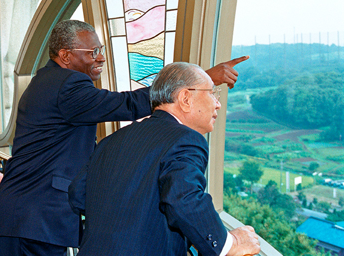 Daisaku Ikeda y Lawrence E. Carter padre en el Centro en Memoria del Presidente Makiguchi (Tokio, septiembre de 2000).