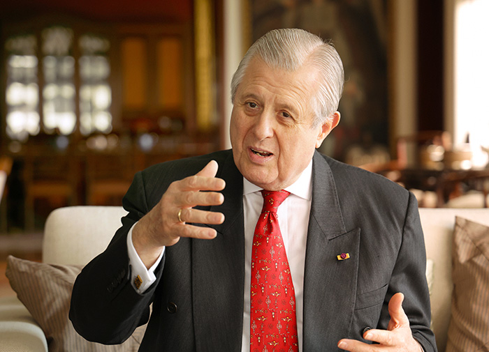 El doctor Óscar Maúrtua de Romaña, de Perú, rinde homenaje a Daisaku Ikeda (1928-2023) 
